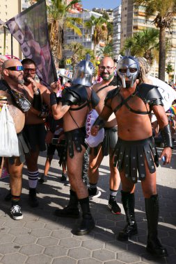 Benidorm, Alicante, İspanya - 10 Eylül 2023: Eylül 'de Benidorm' daki Gay Onur Yürüyüşü 'nde insanlar dans edip eğleniyorlar
