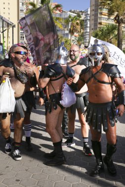 Benidorm, Alicante, İspanya - 10 Eylül 2023: Eylül 'de Benidorm' daki Gay Onur Yürüyüşü 'nde insanlar dans edip eğleniyorlar