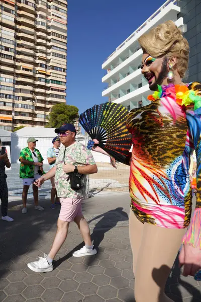 Benidorm, Alicante, İspanya - 10 Eylül 2023: Eylül 'de Benidorm' daki Gay Onur Yürüyüşü 'nde insanlar dans edip eğleniyorlar