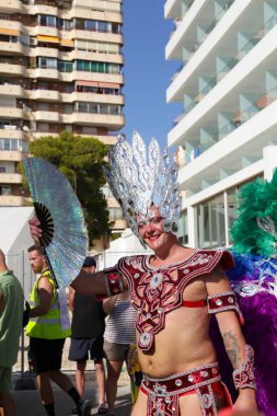 Benidorm, Alicante, İspanya - 10 Eylül 2023: Eylül 'de Benidorm' daki Gay Onur Yürüyüşü 'nde insanlar dans edip eğleniyorlar