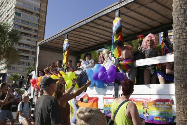 Benidorm, Alicante, İspanya - 10 Eylül 2023: Eylül 'de Benidorm' daki Gay Onur Yürüyüşü 'nde insanlar dans edip eğleniyorlar