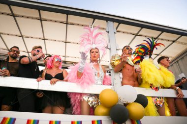 Benidorm, Alicante, İspanya - 10 Eylül 2023: Eylül 'de Benidorm' daki Gay Onur Yürüyüşü 'nde insanlar dans edip eğleniyorlar