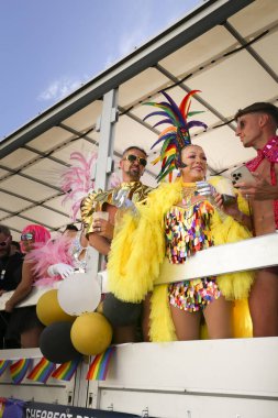 Benidorm, Alicante, İspanya - 10 Eylül 2023: Eylül 'de Benidorm' daki Gay Onur Yürüyüşü 'nde insanlar dans edip eğleniyorlar