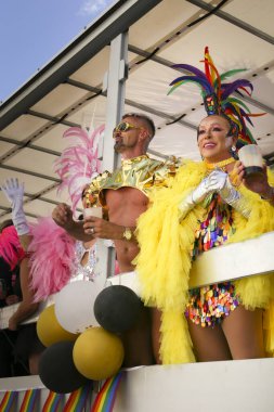 Benidorm, Alicante, İspanya - 10 Eylül 2023: Eylül 'de Benidorm' daki Gay Onur Yürüyüşü 'nde insanlar dans edip eğleniyorlar