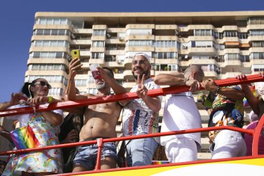 Benidorm, Alicante, İspanya - 10 Eylül 2023: Eylül 'de Benidorm' daki Gay Onur Yürüyüşü 'nde insanlar dans edip eğleniyorlar