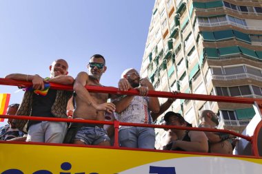 Benidorm, Alicante, İspanya - 10 Eylül 2023: Eylül 'de Benidorm' daki Gay Onur Yürüyüşü 'nde insanlar dans edip eğleniyorlar