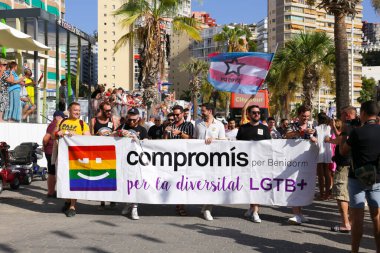 Benidorm, Alicante, İspanya - 10 Eylül 2023: Eylül 'de Benidorm' daki Gay Onur Yürüyüşü 'nde insanlar dans edip eğleniyorlar