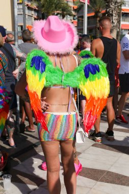 Benidorm, Alicante, İspanya - 10 Eylül 2023: Eylül 'de Benidorm' daki Gay Onur Yürüyüşü 'nde insanlar dans edip eğleniyorlar