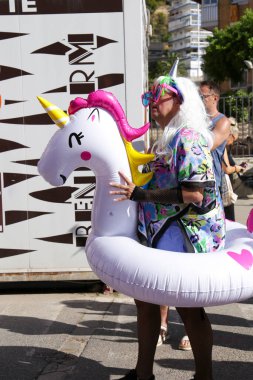 Benidorm, Alicante, İspanya - 10 Eylül 2023: Eylül 'de Benidorm' daki Gay Onur Yürüyüşü 'nde insanlar dans edip eğleniyorlar