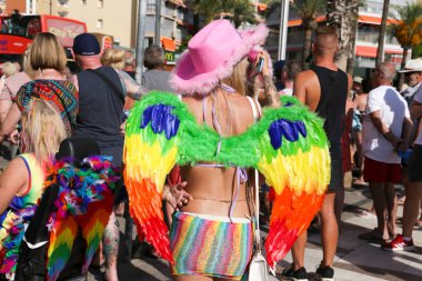 Benidorm, Alicante, İspanya - 10 Eylül 2023: Eylül 'de Benidorm' daki Gay Onur Yürüyüşü 'nde insanlar dans edip eğleniyorlar