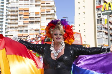 Benidorm, Alicante, İspanya - 10 Eylül 2023: Eylül 'de Benidorm' daki Gay Onur Yürüyüşü 'nde insanlar dans edip eğleniyorlar