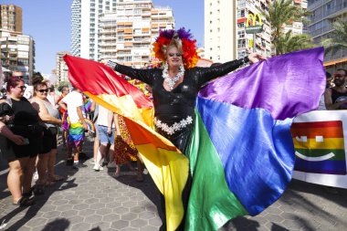 Benidorm, Alicante, İspanya - 10 Eylül 2023: Eylül 'de Benidorm' daki Gay Onur Yürüyüşü 'nde insanlar dans edip eğleniyorlar