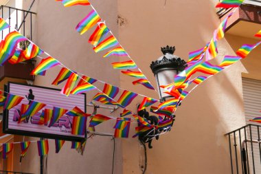 Benidorm, Alicante, İspanya - 7 Eylül 2023: Benidorm 'daki Gay Gururu için renkli gökkuşağı bayraklarıyla süslenmiş sokaklar ve cepheler