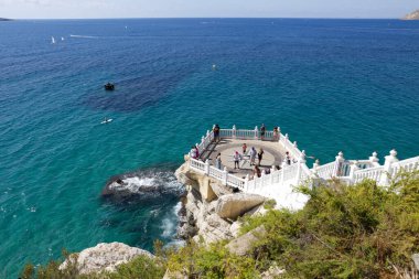 Benidorm, Alicante, İspanya - 9 Eylül 2023: Benidorm kentindeki Akdeniz Balkonunda Turistler
