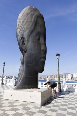 Benidorm, Alicante, İspanya... 9 Ekim 2023 Benidorm 'da Jaume Plensa heykeli sergilendi. Arka planda Levante plajı.