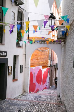 Benidorm, Alicante, İspanya - 9 Eylül 2023: güneşli bir yaz gününde Benidorm 'un güzel ve dar sokakları