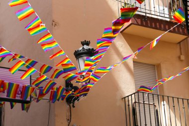 Benidorm 'daki Gay Gururu için renkli gökkuşağı bayraklarıyla süslenmiş sokaklar ve cepheler