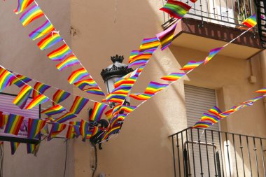 Benidorm 'daki Gay Gururu için renkli gökkuşağı bayraklarıyla süslenmiş sokaklar ve cepheler