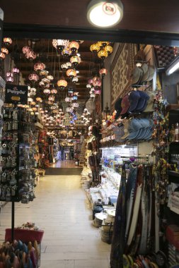 Granada, İspanya - 8 Nisan 2024: Eski Granada şehrindeki tipik Endülüs hediyelik eşya dükkanı