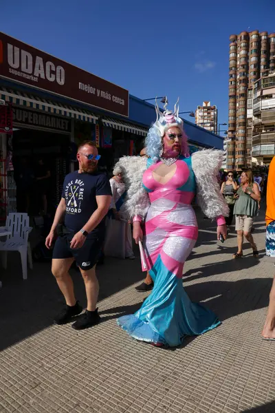 Benidorm, Alicante, İspanya - 10 Eylül 2023: Eylül 'de Benidorm' daki Gay Onur Yürüyüşü 'nde insanlar dans edip eğleniyorlar