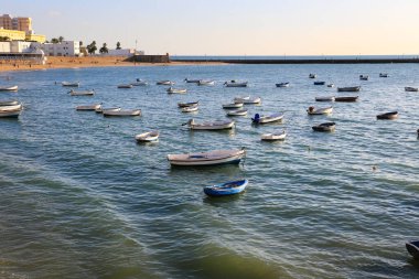Cadiz, Endülüs, İspanya - 23 Ekim 2023: Cadiz, İspanya 'da La Caleta sahilinde demirli tekneler