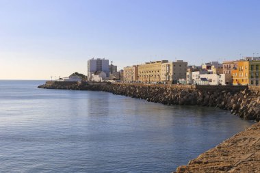 Cadiz, Endülüs, İspanya... 23 Ekim 2023: Cadiz, İspanya 'da La Caleta plajı