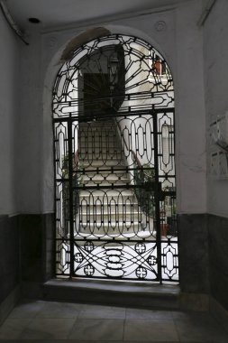 Cadiz, Endülüs, İspanya - 23 Ekim 2023: Cadiz 'de avlu ve renkli fayanslı tipik Endülüs evi girişi