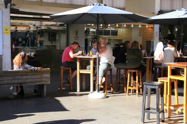 Cadiz, Endülüs, İspanya - 3 Ekim 2023: Cadiz Merkez Pazarı 'ndaki Tipik Endülüs tapas barı