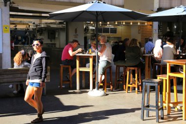 Cadiz, Endülüs, İspanya - 3 Ekim 2023: Cadiz Merkez Pazarı 'ndaki Tipik Endülüs tapas barı