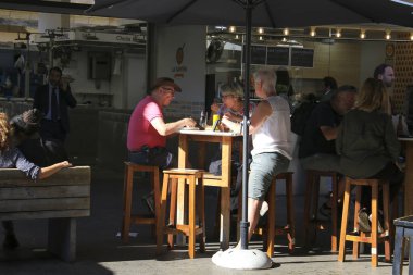 Cadiz, Endülüs, İspanya - 3 Ekim 2023: Cadiz Merkez Pazarı 'ndaki Tipik Endülüs tapas barı