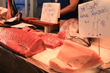 Cadiz, Endülüs, İspanya... 21 Ekim 2023: Cadiz şehrinin merkez pazarında taze balık satışı