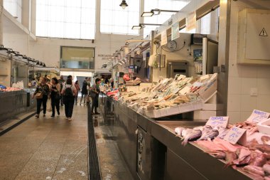 Cadiz, Endülüs, İspanya... 21 Ekim 2023: Cadiz şehrinin merkez pazarında taze balık satışı