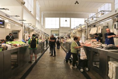 Cadiz, Endülüs, İspanya - 21 Ekim 2023: Cadiz şehrinin merkez pazarı