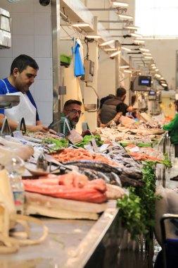 Cadiz, Endülüs, İspanya... 21 Ekim 2023: Cadiz şehrinin merkez pazarında taze balık satışı