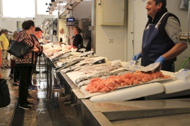 Cadiz, Endülüs, İspanya... 21 Ekim 2023: Cadiz şehrinin merkez pazarında taze balık satışı