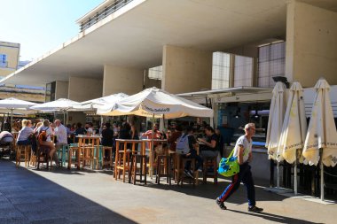 Cadiz, Endülüs, İspanya - 3 Ekim 2023: Cadiz Merkez Pazarı 'ndaki Tipik Endülüs tapas barı