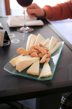 Endülüs 'te bir İspanyol barında dilimlenmiş Manchego peyniri ve kırmızı şarap.