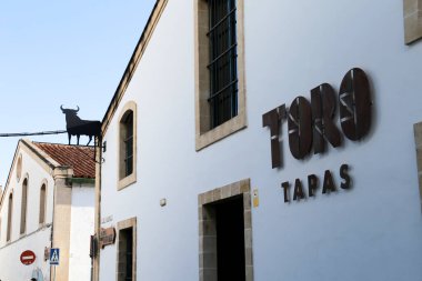 Puerto de Santa Maria, Cadiz, İspanya - 23 Ekim 2023: Puerto de Santa Maria, Cadiz 'deki Osborne brendi mahzenindeki restoran