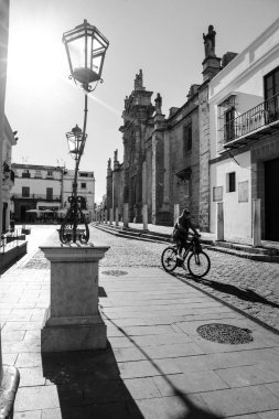 Puerto de Santa Maria, Cadiz, Endülüs, İspanya - 23 Ekim 2023: Plaza de Espana veya eski Puerto de Santa Maria kasabasındaki kilise meydanı