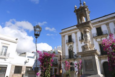 Puerto de Santa Maria, Cadiz, Endülüs, İspanya - 23 Ekim 2023: Plaza de Espana veya eski Puerto de Santa Maria kasabasındaki kilise meydanı