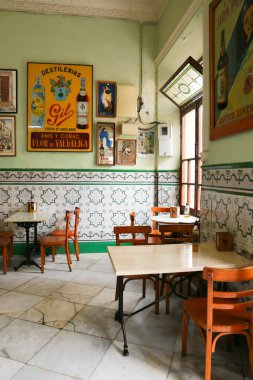 Puerto de Santa Maria Cadiz, Endülüs, İspanya - 3 Ekim 2023: Puerto de Santa Maria 'da Bar Vicente adlı ünlü Endülüs tapas barı
