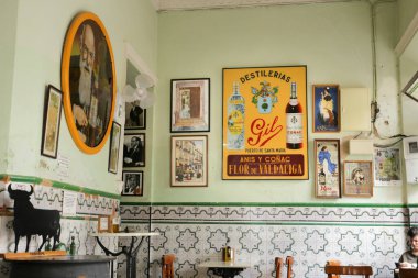 Puerto de Santa Maria Cadiz, Endülüs, İspanya - 3 Ekim 2023: Puerto de Santa Maria 'da Bar Vicente adlı ünlü Endülüs tapas barı