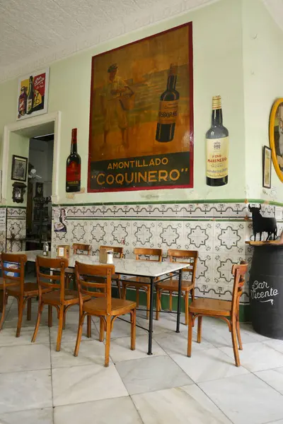 Puerto de Santa Maria Cadiz, Endülüs, İspanya - 3 Ekim 2023: Puerto de Santa Maria 'da Bar Vicente adlı ünlü Endülüs tapas barı