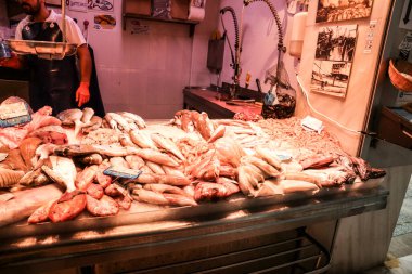 Puerto de Santa Maria, Cadiz, Endülüs, İspanya 21 Ekim 2023: Santa Maria Merkez Pazarı 'nda satılık taze balık