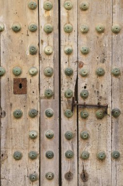 Eski Cadiz kasabasında güzel ve eski kahverengi ahşap kapı