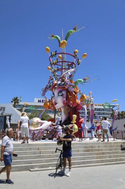 Alicante, İspanya - 20 Haziran 2024: Hogueras, Alicante sokaklarındaki devasa mukavva ve ahşap figürler