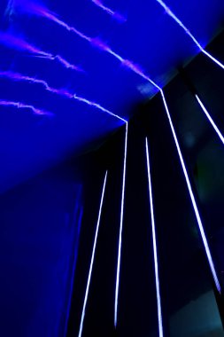 Renkli kırmızı, mavi ve beyaz ışıklı arka plan