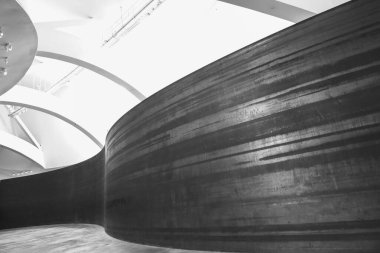 Bilbao, Bask Bölgesi, İspanya... 13 Ağustos 2023: Güneşli bir günde Bilbao şehrindeki Guggenheim Müzesi 'nin mimari detayları