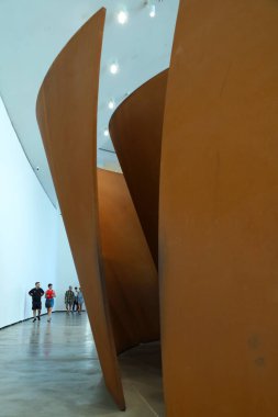 Bilbao, Bask Bölgesi, İspanya... 13 Ağustos 2023: Güneşli bir günde Bilbao şehrindeki Guggenheim Müzesi 'nin mimari detayları