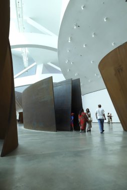 Bilbao, Bask Bölgesi, İspanya... 13 Ağustos 2023: Güneşli bir günde Bilbao şehrindeki Guggenheim Müzesi 'nin mimari detayları
